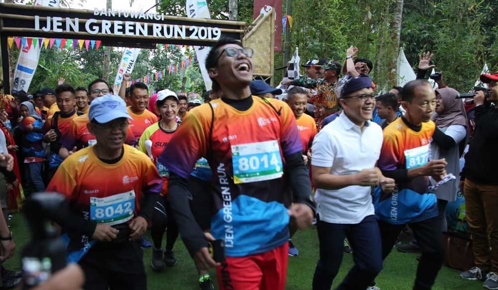 Bupati Banyuwangi, Abdullah Azwar Anas melepas pelari