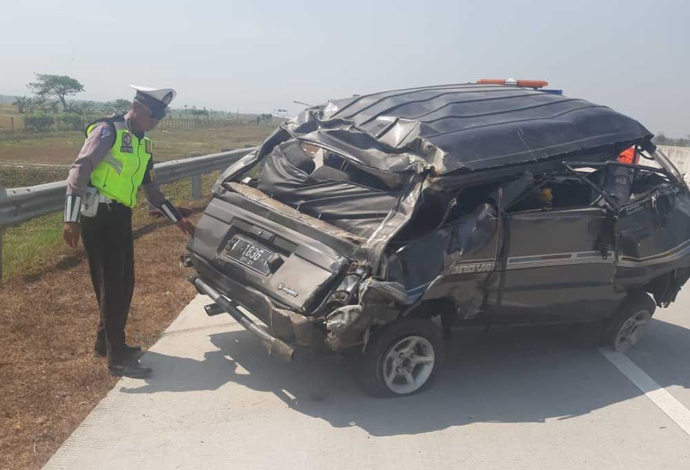 Terguling di Tol Madiun, Mobil Suzuki Carry Ringsek