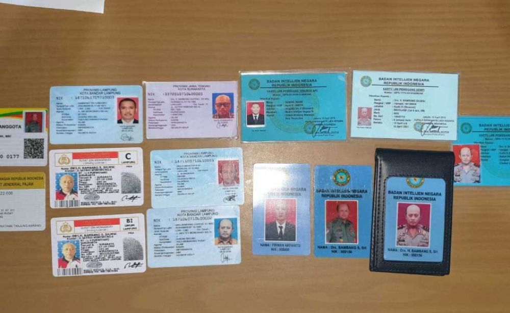 Berbagai kartu identitas palsu yang diamankan dari kedua tersangka