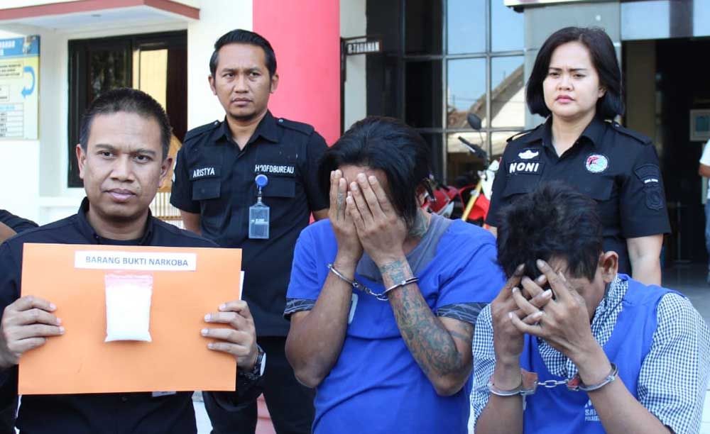 Dua kurir narkoba yang ditangkap Polrestabes Surabaya
