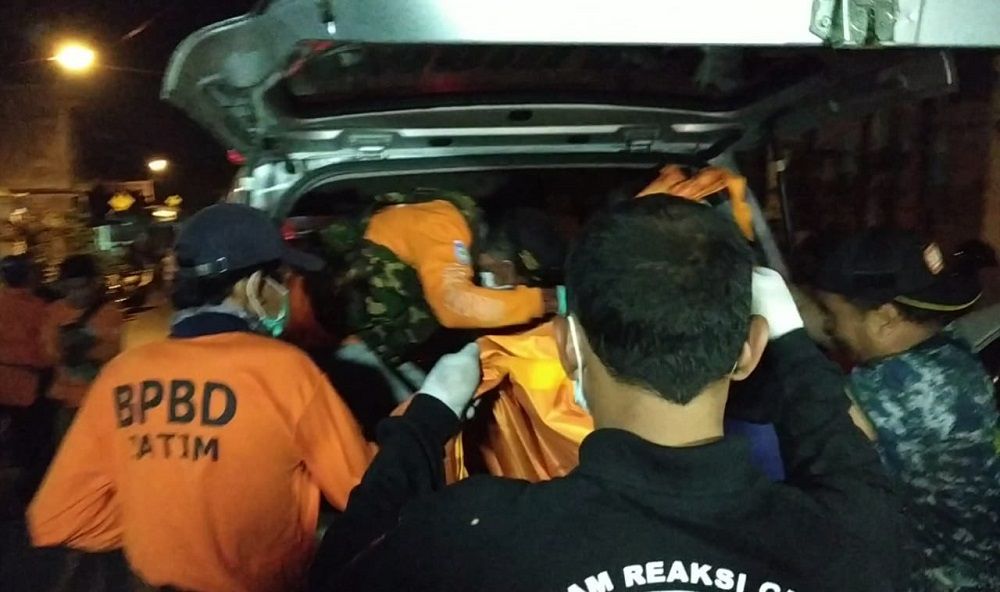 Evakuasi korban kebakaran