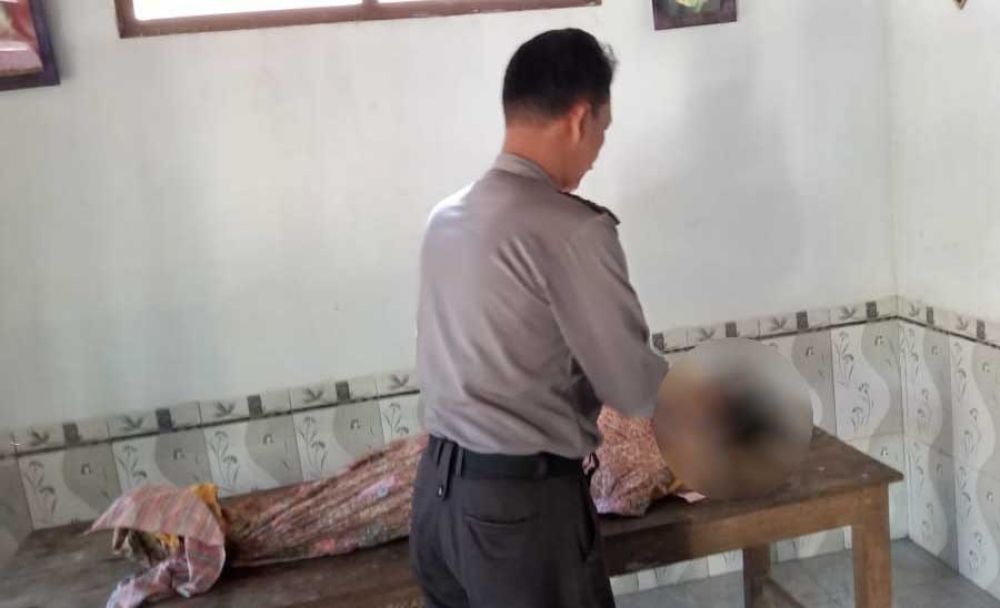 Polisi melihat jenazah korban