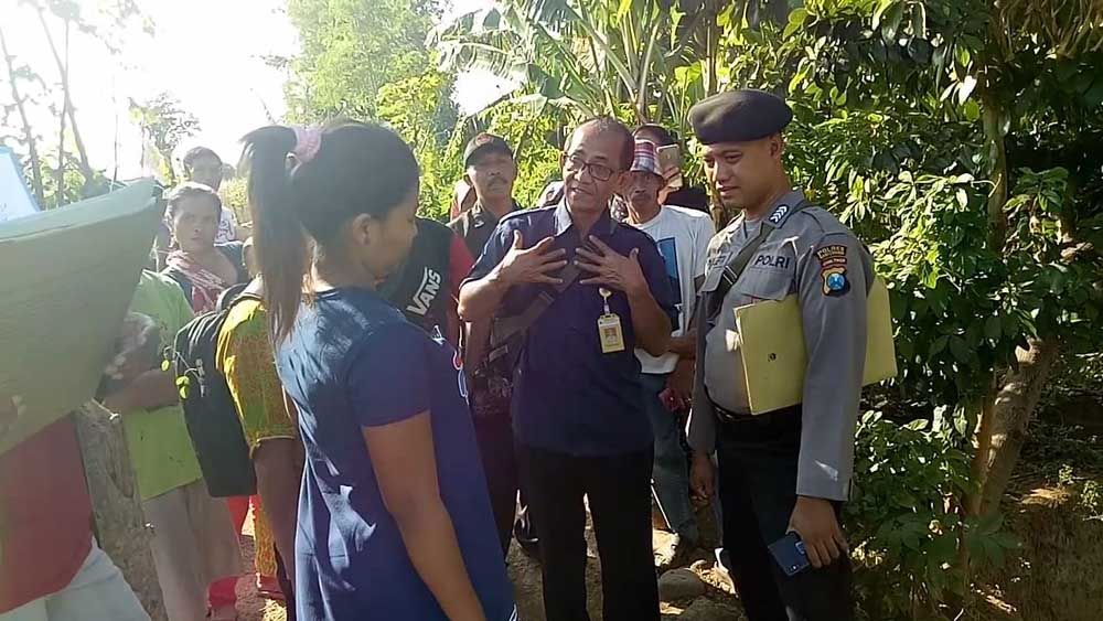 Penutupan jalan desa Alasbuluh Banyuwangi