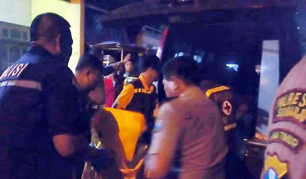 Proses evakuasi dua orang tergeletak bersimbah darah di Waru, Sidoarjo