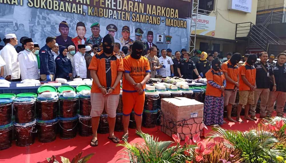 Para tersangka dan barang bukti narkoba jaringan pengedar Sokobanah, Sampang, Madura yang menyeret nama tiga polisi