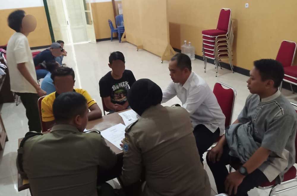 Keenam siswa yang diamankan sedang didata oleh Satpol PP