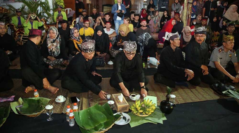 Bupati Anas di Festival Tumpeng Sewu