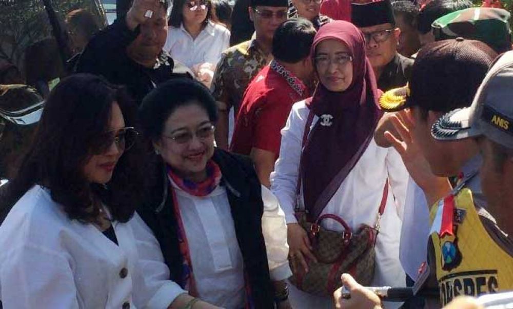 Megawati nyekar ke makam ayahnya Bung Karno di Blitar