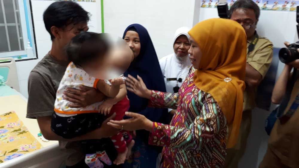 Khofifah menjenguk bayi kembar siam asal Sulawesi Tenggara