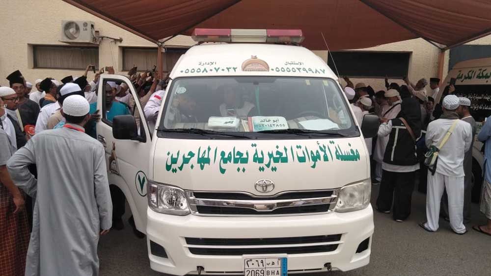 Mobil ambulans yang akan membawa jenazah Mbah Moen