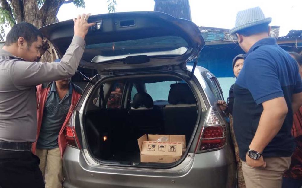 Orok bayi yang dibuang dibawa ke RSUD Blambangan oleh petugas berwajib