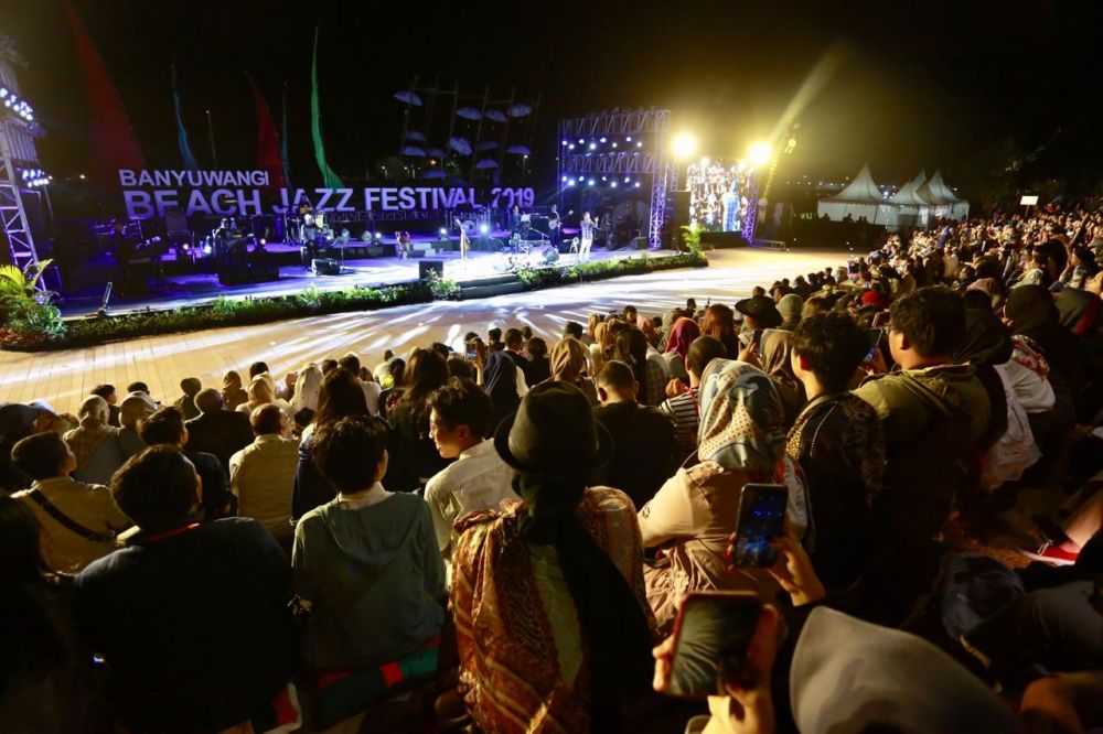 Hangatnya Jazz Pantai Banyuwangi, Bikin Glenn Fredly Terpesona