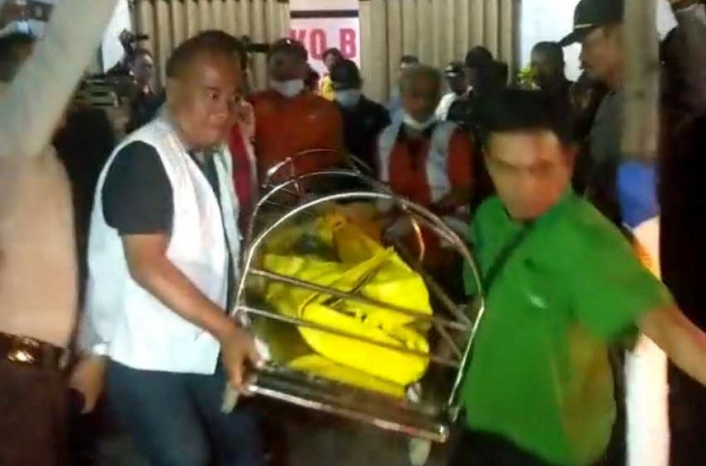 Polisi membawa jenazah ke RSUD dr Soedono, Madiun