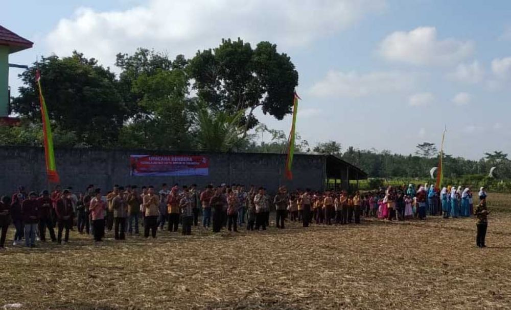 Upacara kemerdekaan oleh petani di Blitar