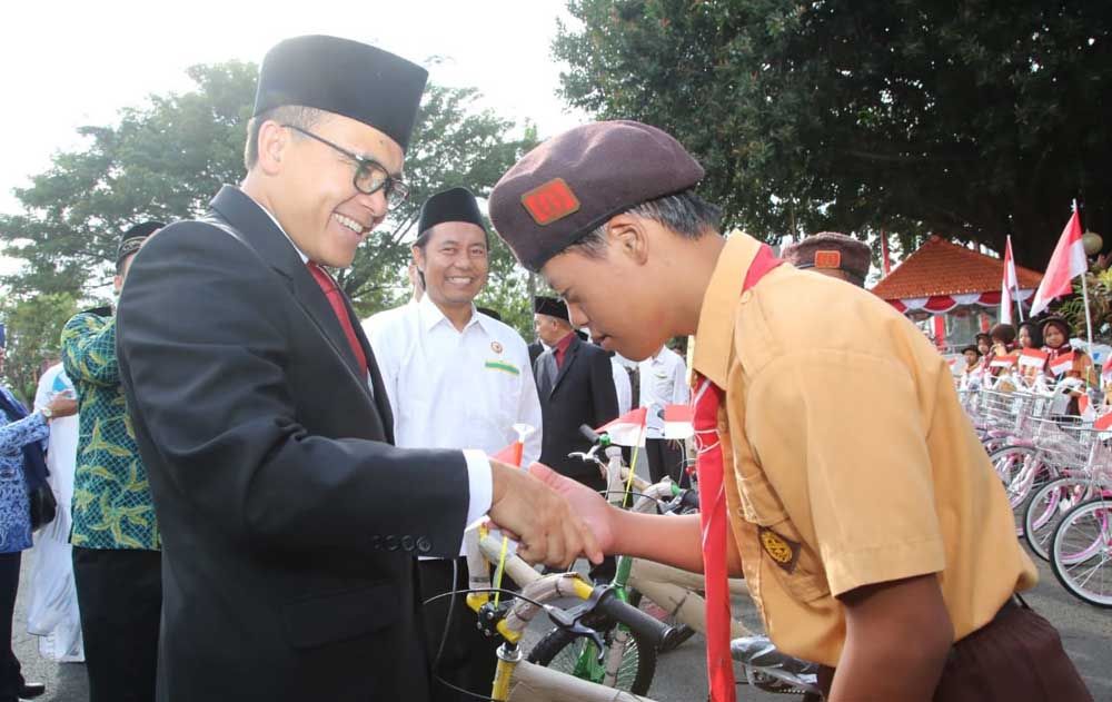 Bupati Anas berikan sepeda kepada pelajar di Banyuwangi