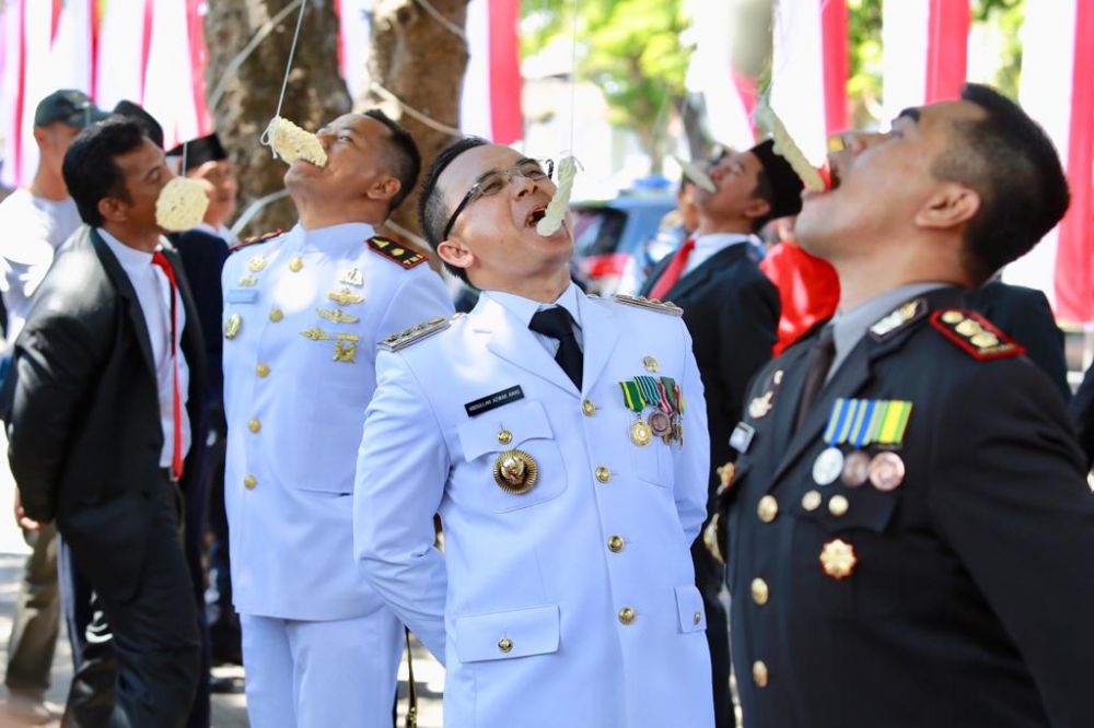 Bupati Anas lomba makan kerupuk