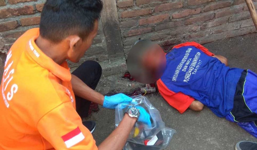 Polisi melakukan olah TKP di lokasi korban tewas dibacok