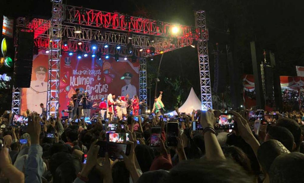 Panggung hiburan rakyat di Grahadi