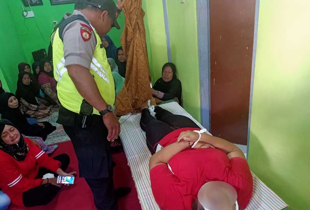 Korban disemayamkan di rumah duka