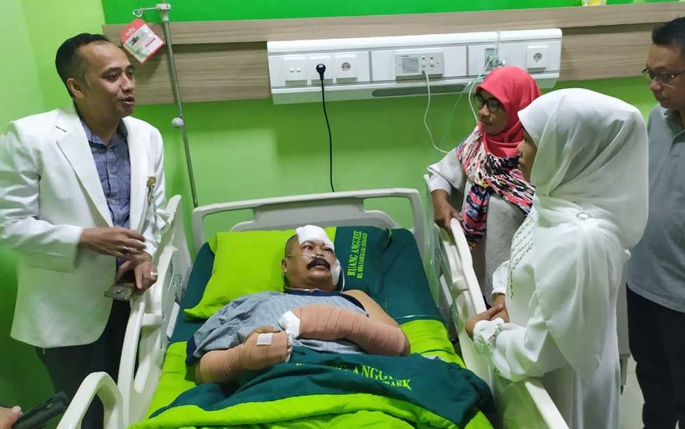 Khofifah jenguk Aiptu Agus anggota Polsek Wonokromo yang dirawat di RS Bhayangkara