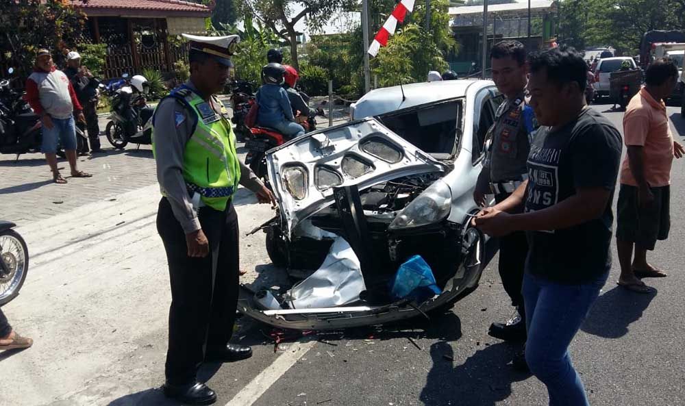 Honda Jazz ringsek setelah menabrak truk bermuatan LPG