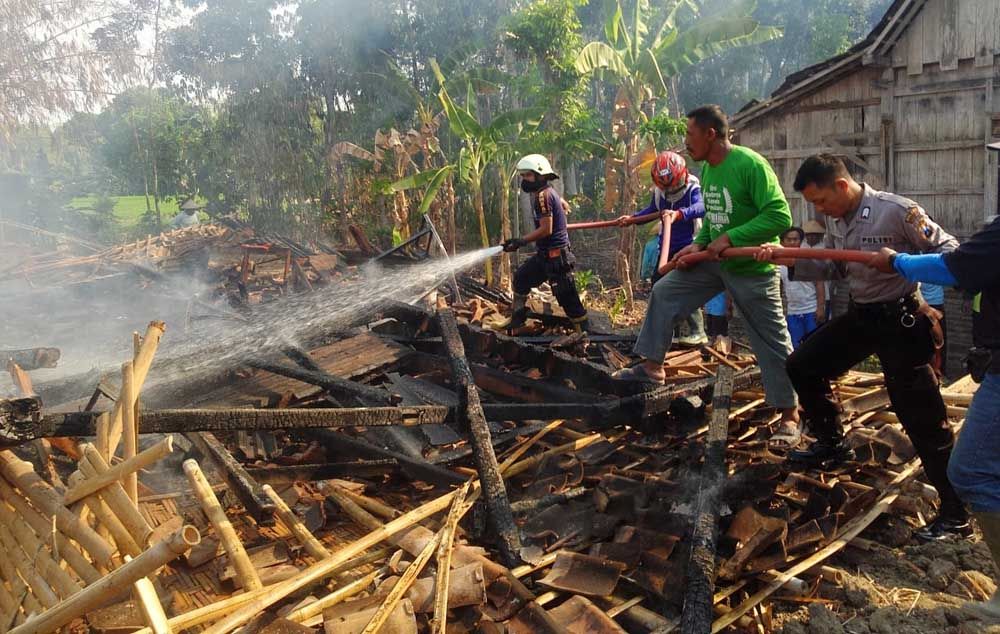 Petugas berupaya padamkan api yang ludeskan 7 rumah di Ngawi