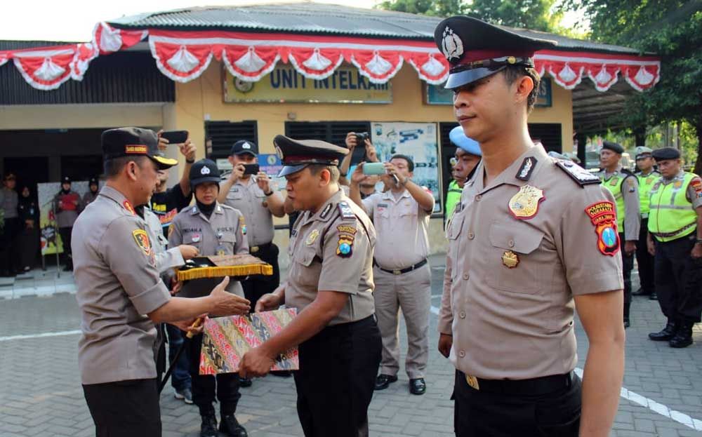 Kenaikan pangkat luar biasa bagi anggota Polsek Wonokromo