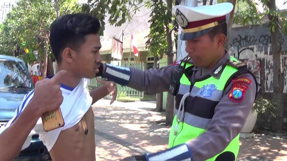 Polisi mengamankan remaja yang membahayakan pengedara di Surabaya