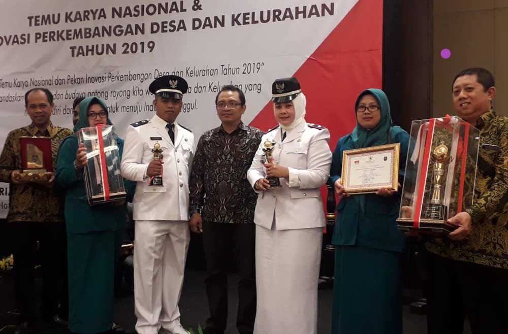 Pemberian penghargaan pemenang lomba desa dan kelurahan