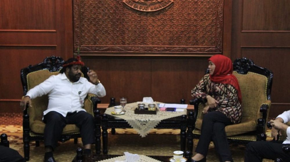 Lenis Kagoya dan Gubernur Khofifah