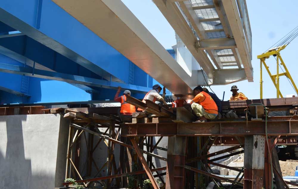Pergeseran jembatan di Stasiun Geneng-Paron