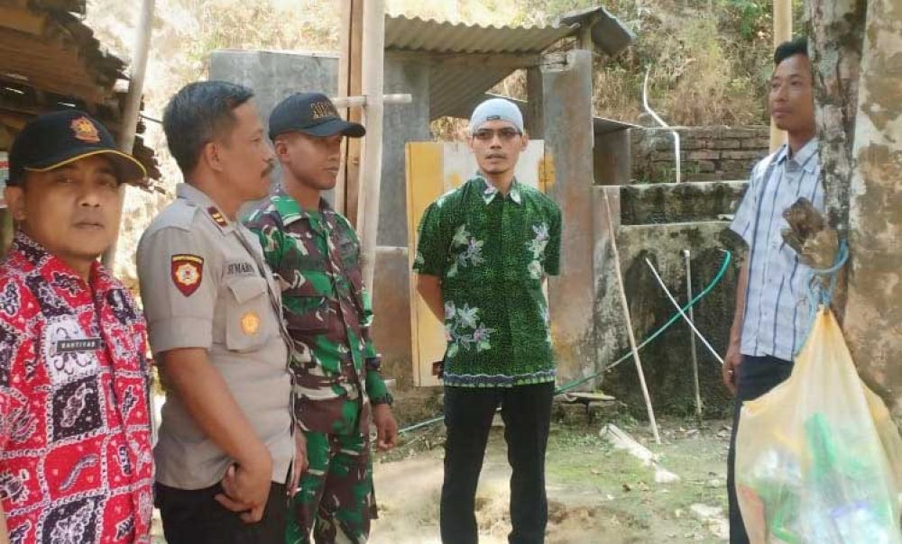 Tim BBKSDA dan warga Pacitan