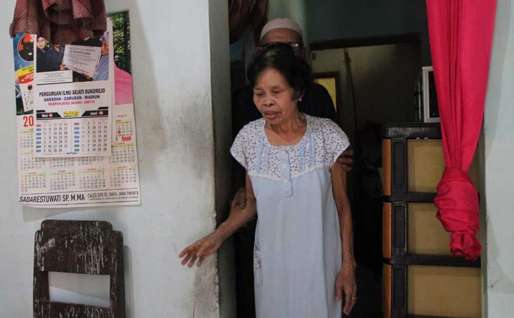Nenek Muntiyah yang tunanetra merawat anaknya menderita kanker