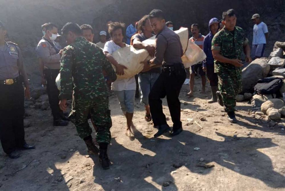 Petugas dan warga evakuasi korban tertimbun tebing longsor