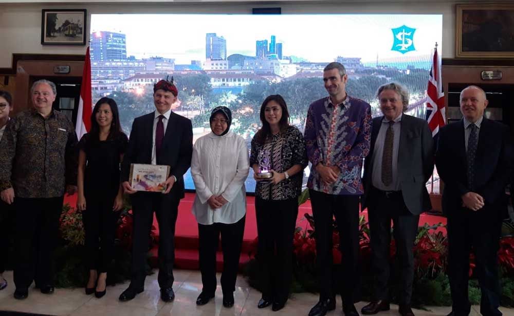 - Wali Kota Surabaya, Tri Rismaharini sambut Duta Besar Inggris untuk Indonesia dan Timor Leste, Owen Jenkins