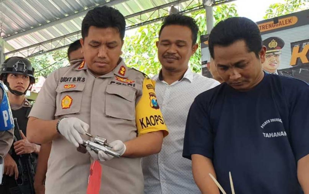 Kapolres Trenggalek, AKBP Didit Bambang Wibowo melihat senpi yang dimiliki pelaku