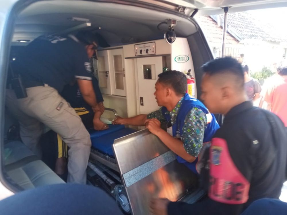 Korban dibawa ke RSI Jemursari menggunakan ambulans TGC Surabaya