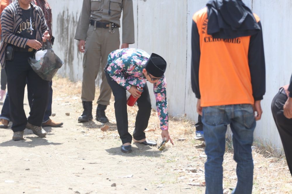 Bupati Ipin memunggut sampah