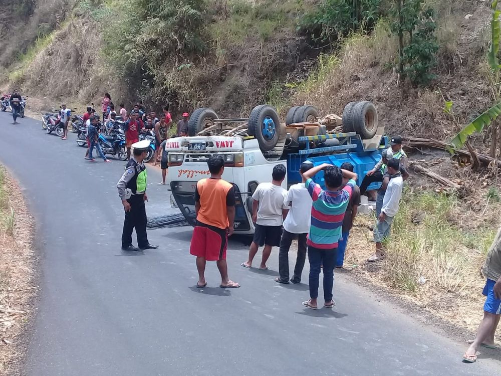 Truk mengangkut batu bata ringan terbalik di Ponorogo