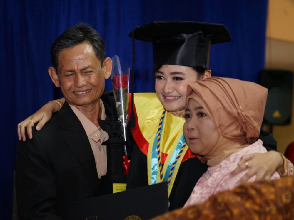 Noviana, Mantan Pengamen Jalanan Peraih Wisudawan Terbaik FH Unair