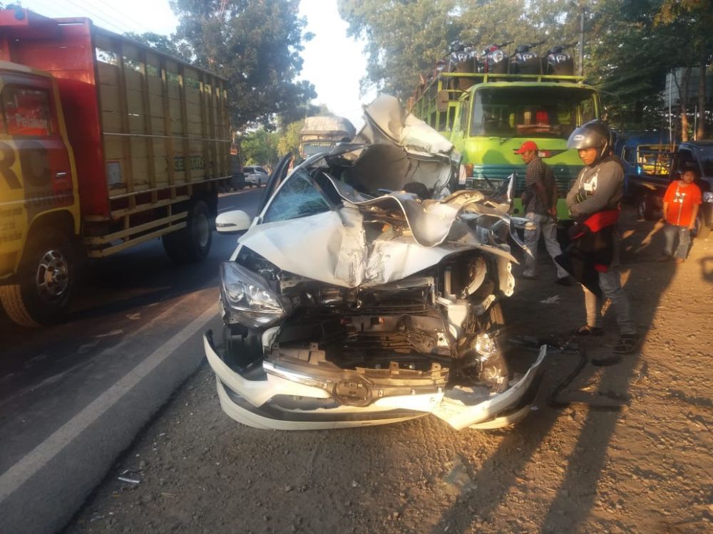 Kondisi mobil ringsek setelah menabrak truk di Probolinggo