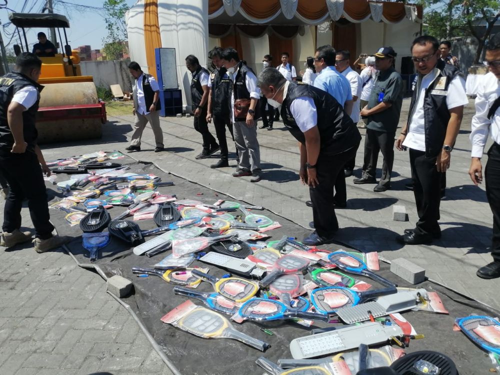 Pemusnahan barang ilegal dari China