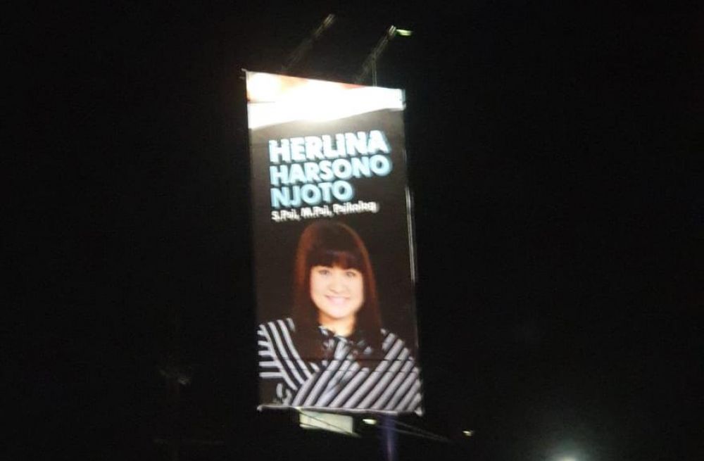 Reklame bergambar Herlina terlihat di kawasan Dupak pada Jumat (20/9/2019) malam./foto: Taufik Rachman