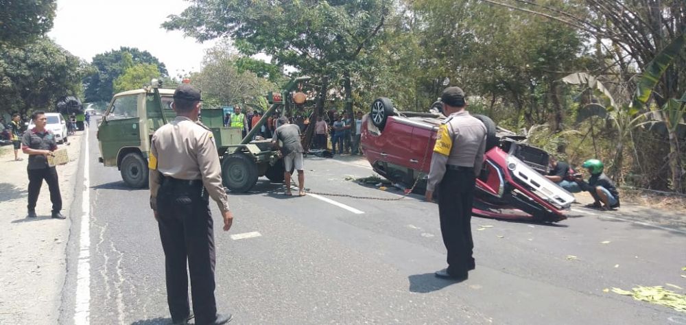 Tabrakan Xpander dengan truk di Ngawi 