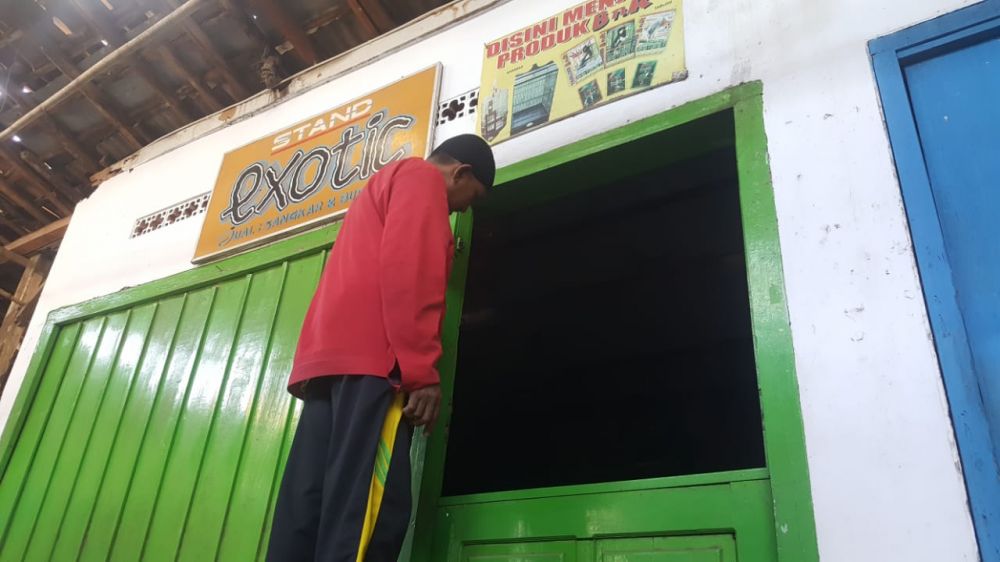 Korban menunjukkan toko burung miliknya yang dibobol pencuri