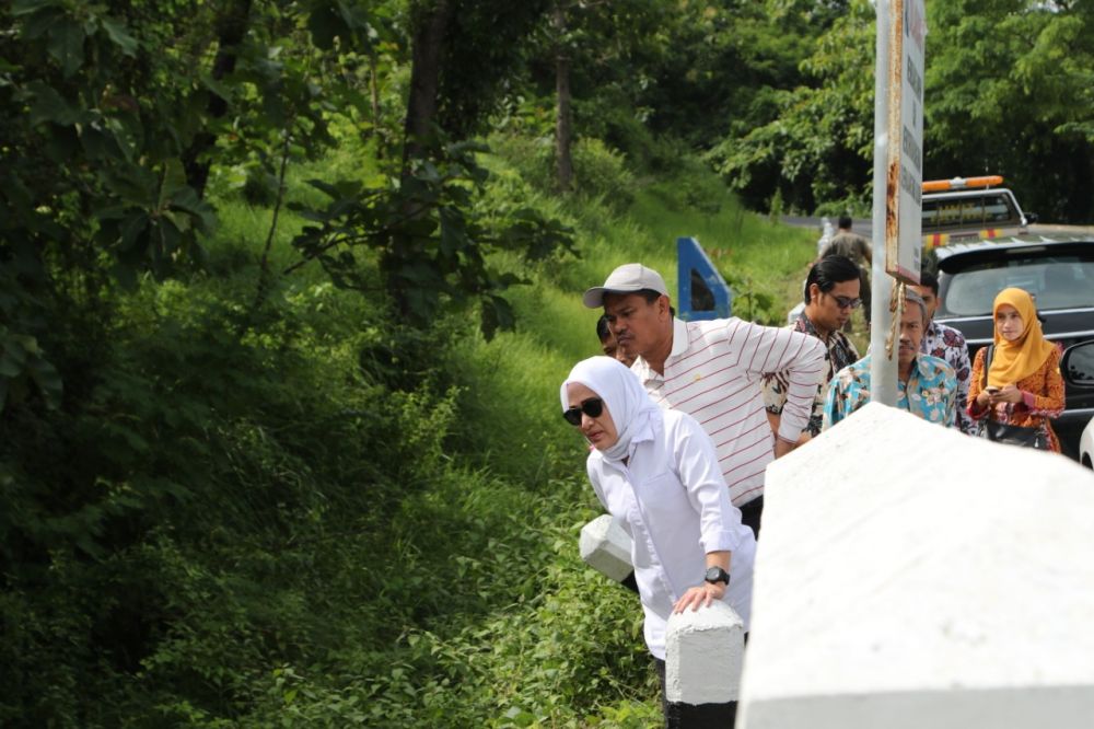 Bupati Bojonegoro, Anna Mu'Awanah mengecek pembangunan yang dikerjakan