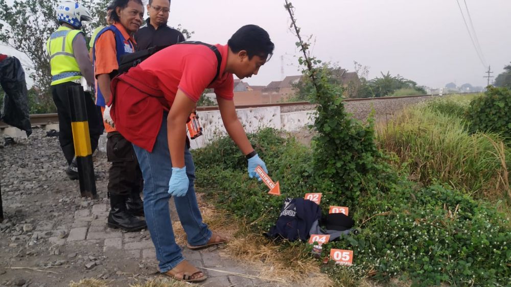 Polisi melakukan olah TKP di tempat ditemukannya korban tewas tertabrak KA