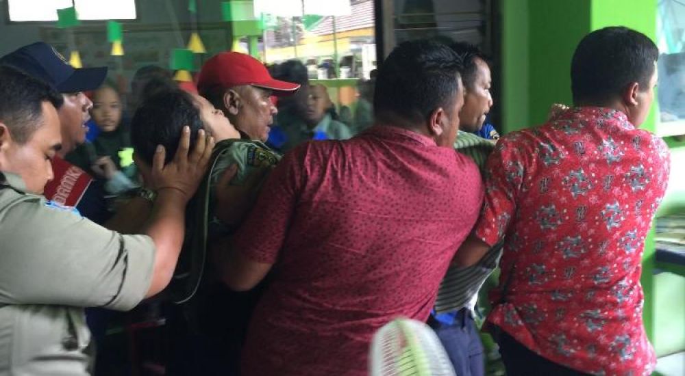 Petugas membawa korban ke rumah sakit