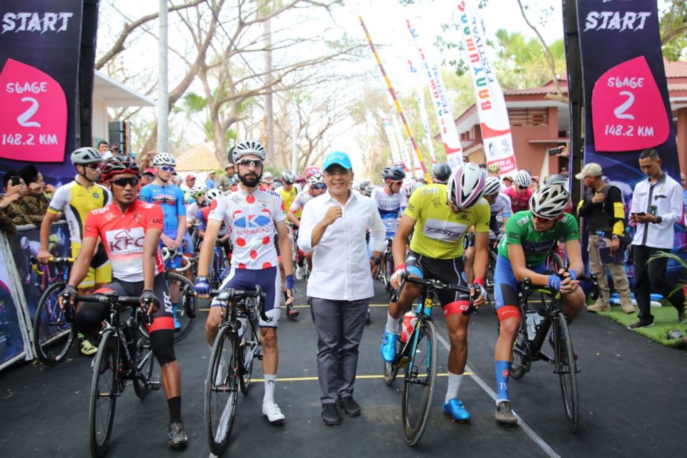 Bupati Anas bersama para pebalap sepeda dari 23 negara yang bertanding dalam Internasional Tour de Banyuwangi Ijen 2019