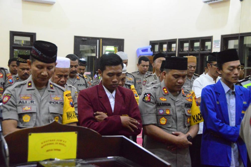Foto: Polisi dan Mahasiswa di Madiun Salat Gaib untuk Randy dan Yusuf